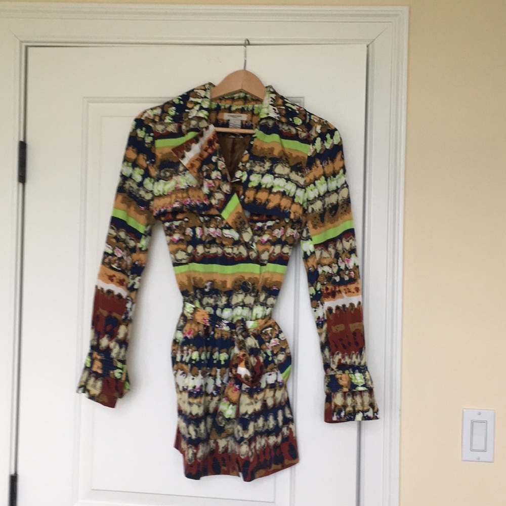 Super cute Vertigo short trench coat